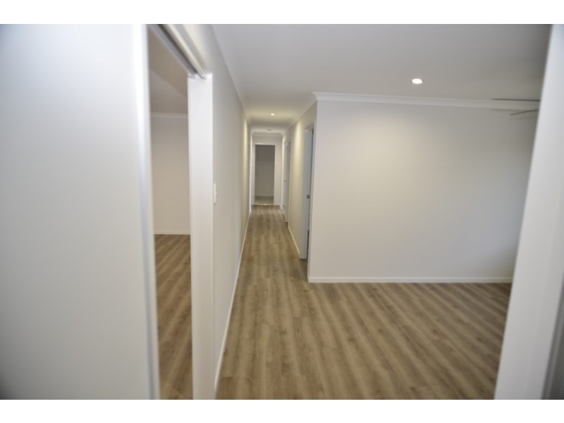 18 MOD CRESCENT, Beaconsfield QLD 4740