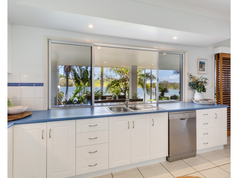 37 Beach Road, Dolphin Heads QLD 4740