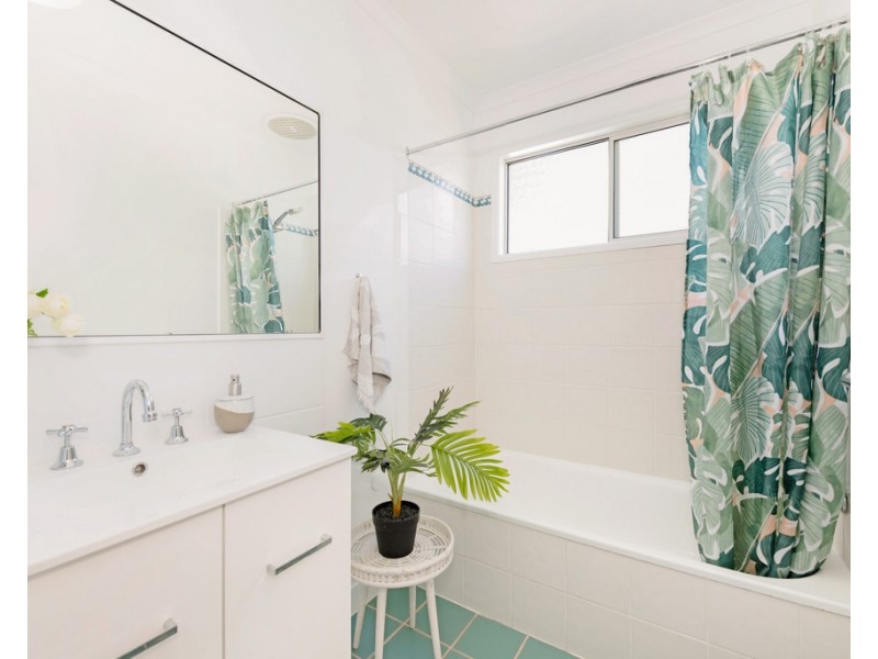 25 Grevillea Drive, Glenella QLD 4740
