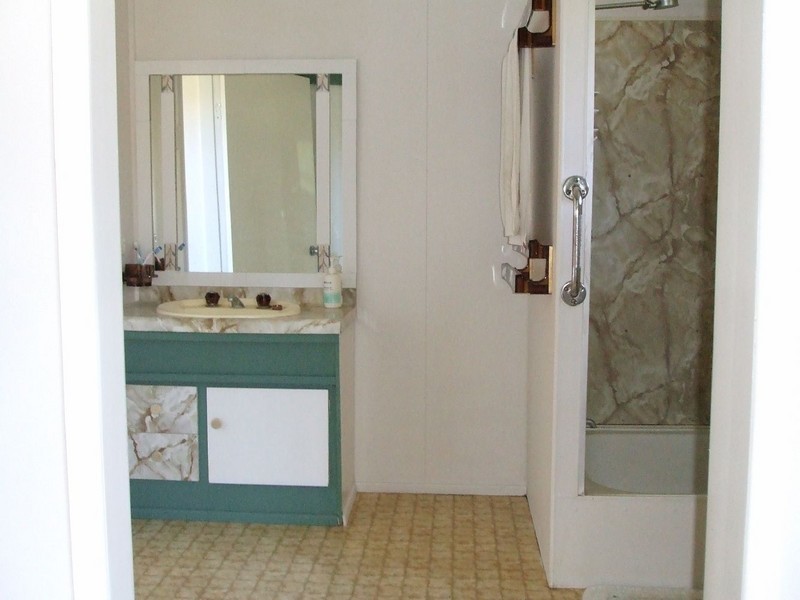 8 Anzac Parade, Finch Hatton QLD 4756