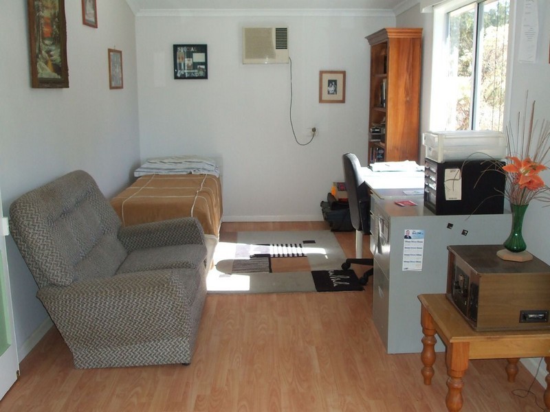 8 Anzac Parade, Finch Hatton QLD 4756