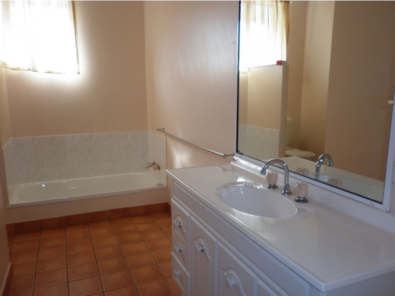 2a James Croker, Mount Pleasant QLD 4740