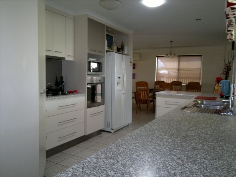 33 Schapers Road, Glenella QLD 4740