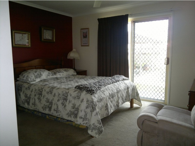 33 Schapers Road, Glenella QLD 4740