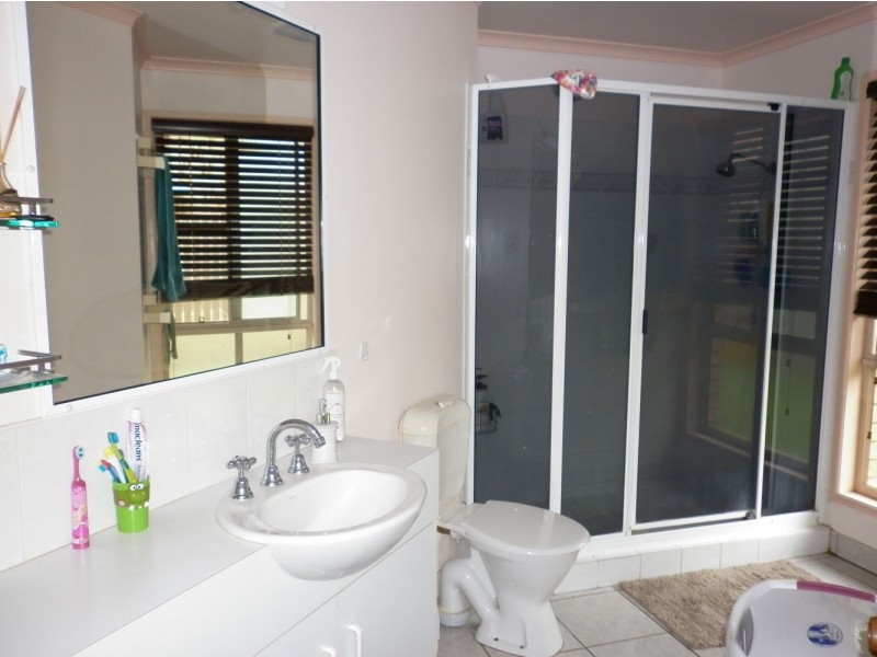 16 Dumfries Court, Beaconsfield QLD 4740