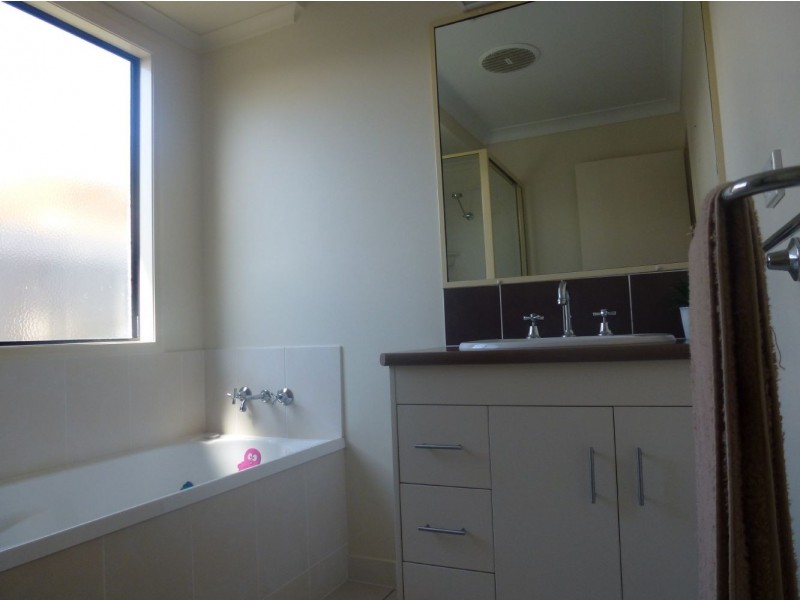 20 Eva Parade, Glenella QLD 4740