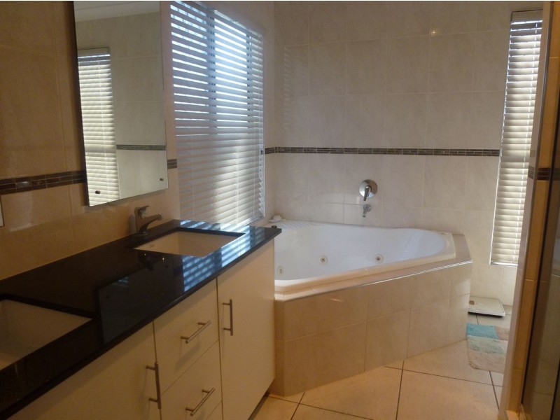 16 Gingham Street, Glenella QLD 4740