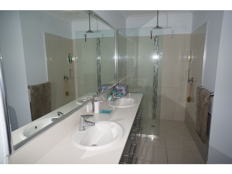 25 Kensington Court, Glenella QLD 4740