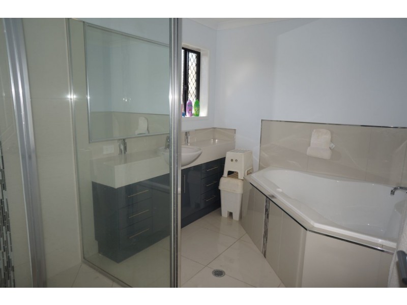 25 Kensington Court, Glenella QLD 4740