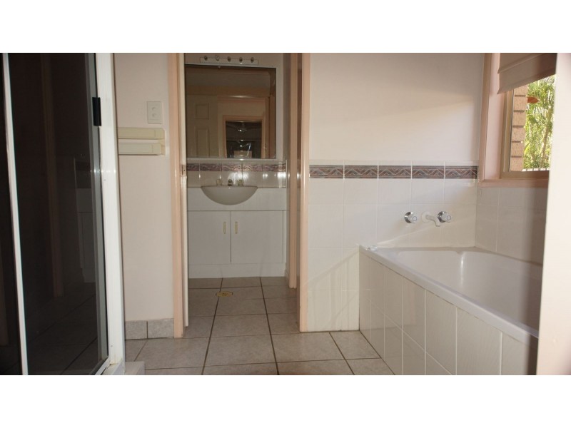 16 Dumfries Court, Beaconsfield QLD 4740