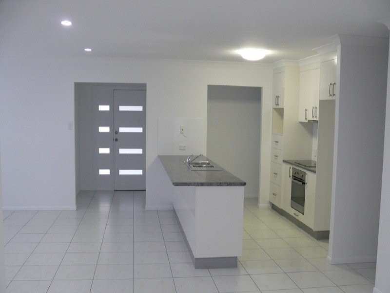 9 Lancaster Way, Ooralea QLD 4740