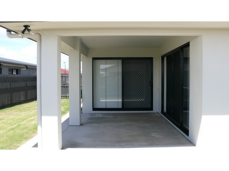 9 Lancaster Way, Ooralea QLD 4740