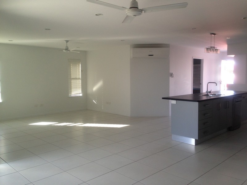 11 Lancaster Way, Ooralea QLD 4740