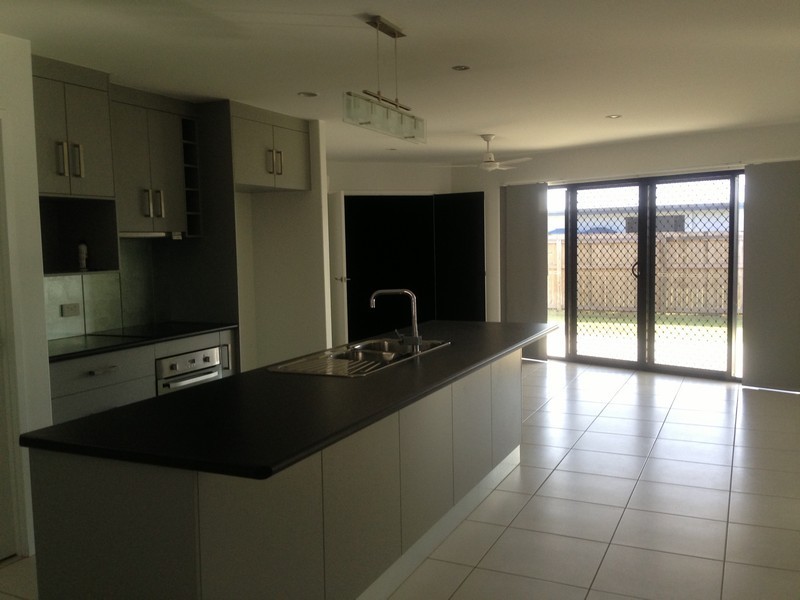 11 Lancaster Way, Ooralea QLD 4740