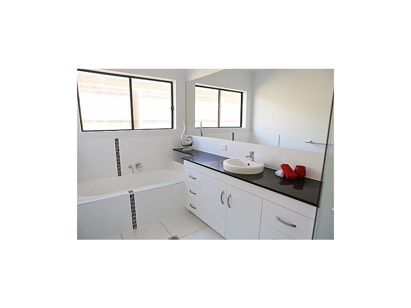 33 Douglas Crescent, Rural View QLD 4740
