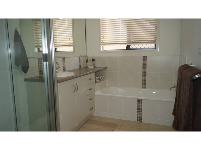 7 Helga Court, Glenella QLD 4740