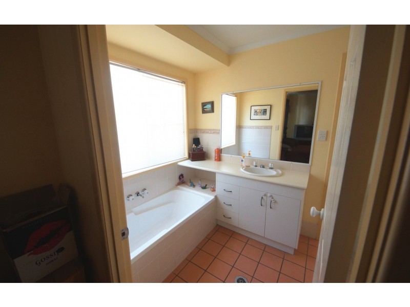 8 Avalon Drive, Rural View QLD 4740