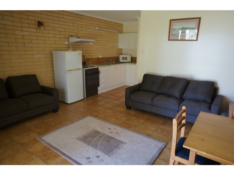 1/4 Symons Avenue, Bucasia QLD 4750