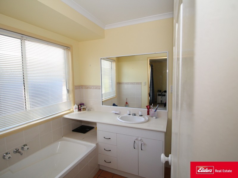 8 Avalon Drive, Rural View QLD 4740