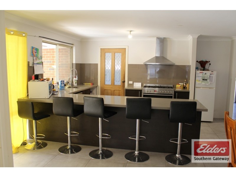 8 Tudor Court, Parmelia WA 6167