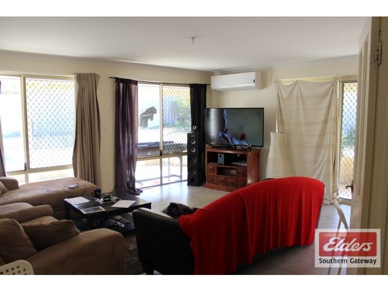 8 Tudor Court, Parmelia WA 6167