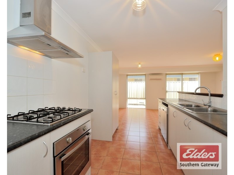 8 Bampton Road, Orelia WA 6167