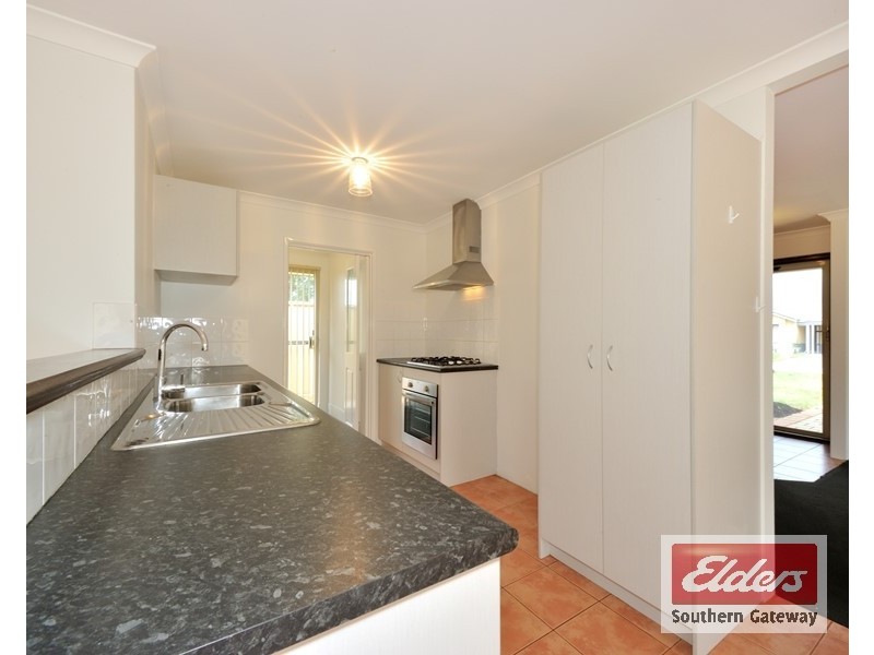 8 Bampton Road, Orelia WA 6167