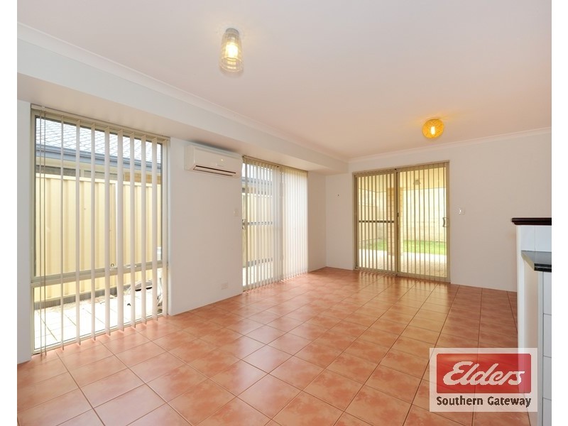 8 Bampton Road, Orelia WA 6167