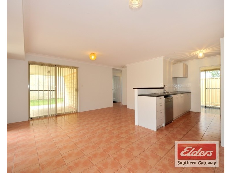 8 Bampton Road, Orelia WA 6167