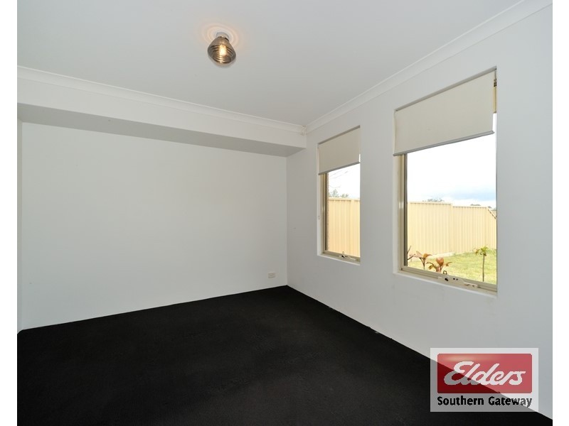 8 Bampton Road, Orelia WA 6167