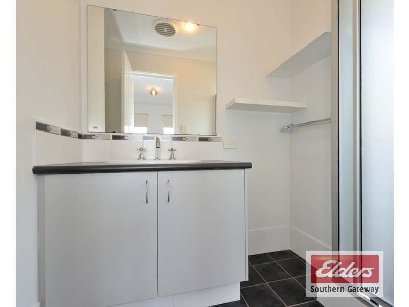 8 Bampton Road, Orelia WA 6167