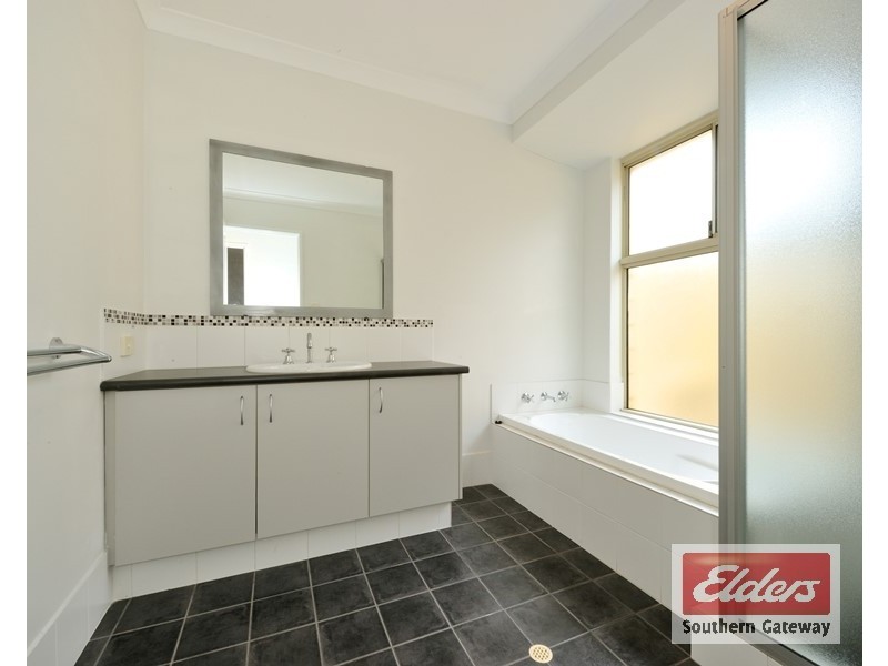 8 Bampton Road, Orelia WA 6167