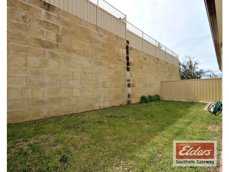 8 Bampton Road, Orelia WA 6167