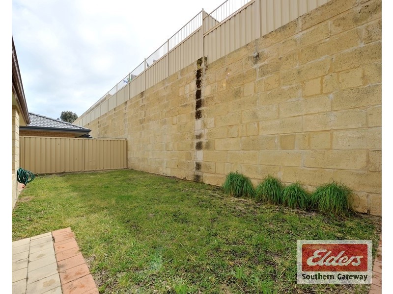 8 Bampton Road, Orelia WA 6167