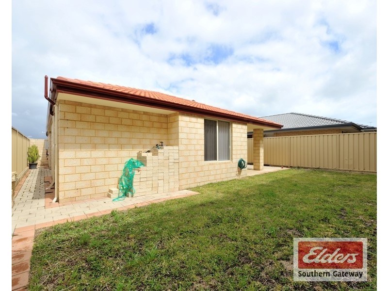 8 Bampton Road, Orelia WA 6167