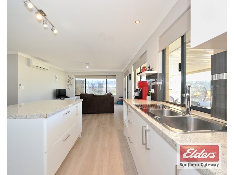 2 Tudor Court, Parmelia WA 6167