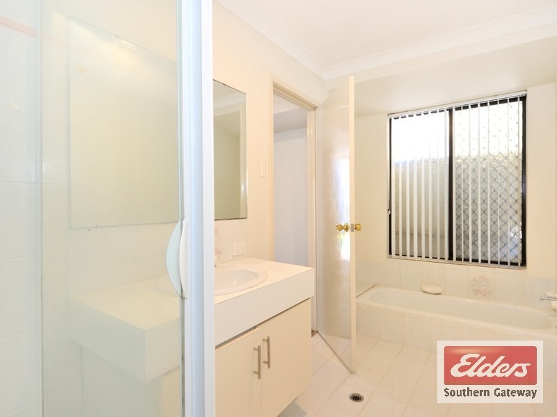 16 SKOTTOWE PARKWAY, Parmelia WA 6167