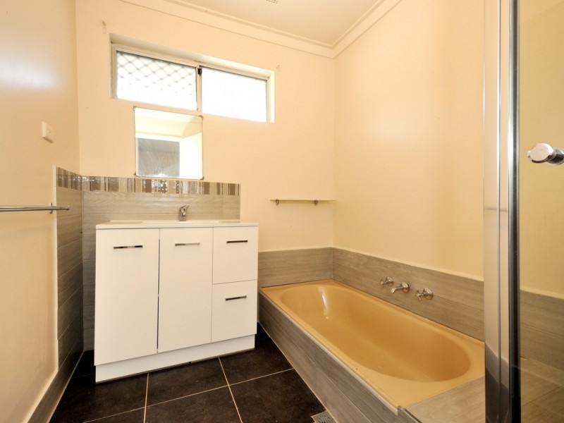 13 Farmer Way, Parmelia WA 6167