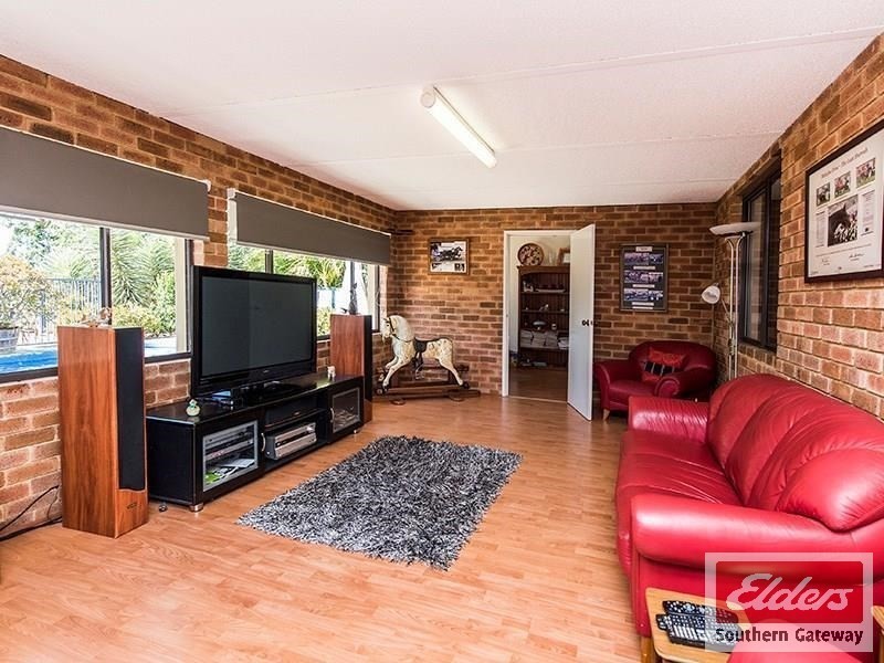 27 Peters Way, Oakford WA 6121