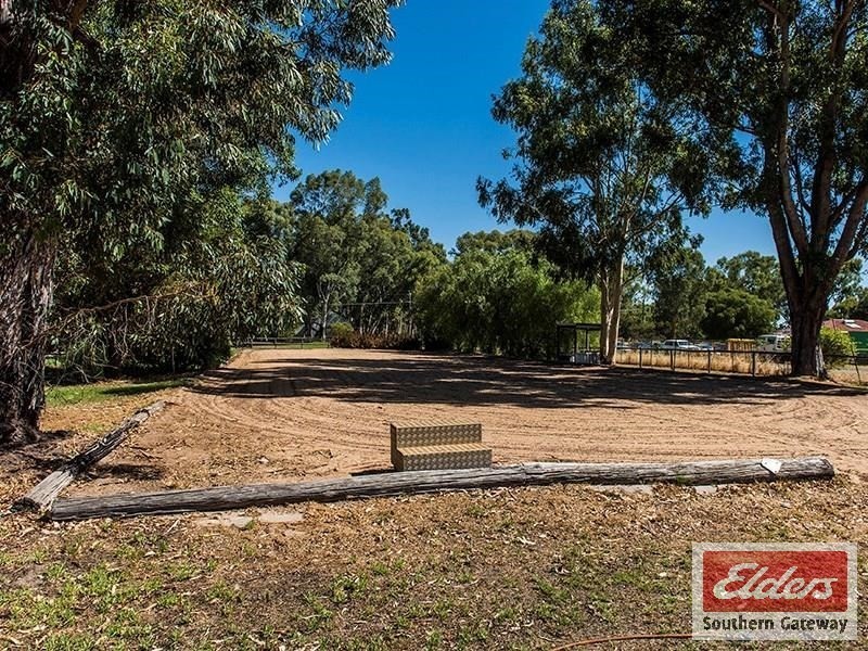 27 Peters Way, Oakford WA 6121
