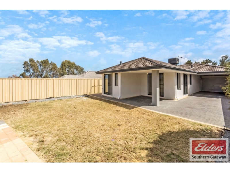8 Oakham Way, Orelia WA 6167