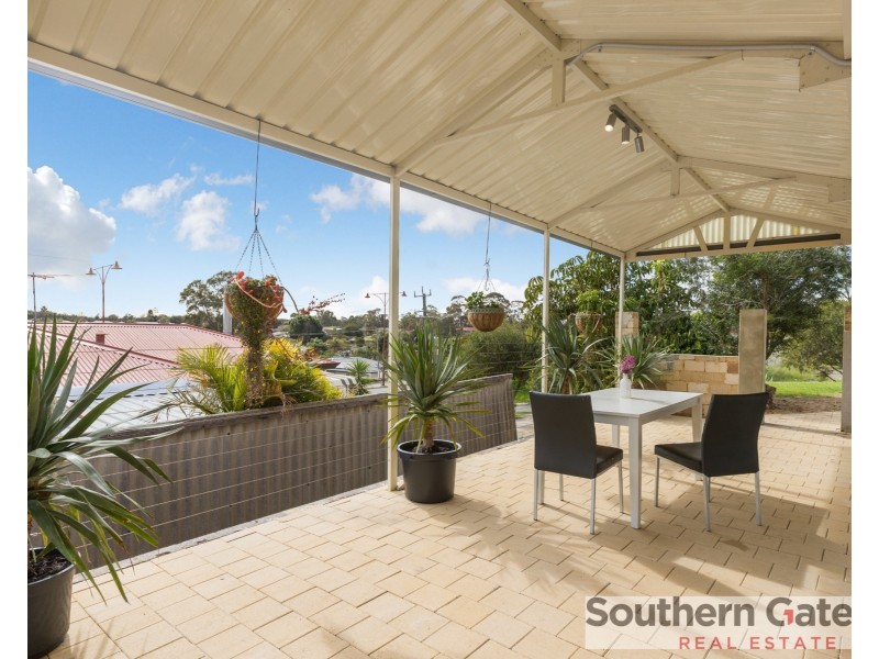 42 Woodley Way, Parmelia WA 6167