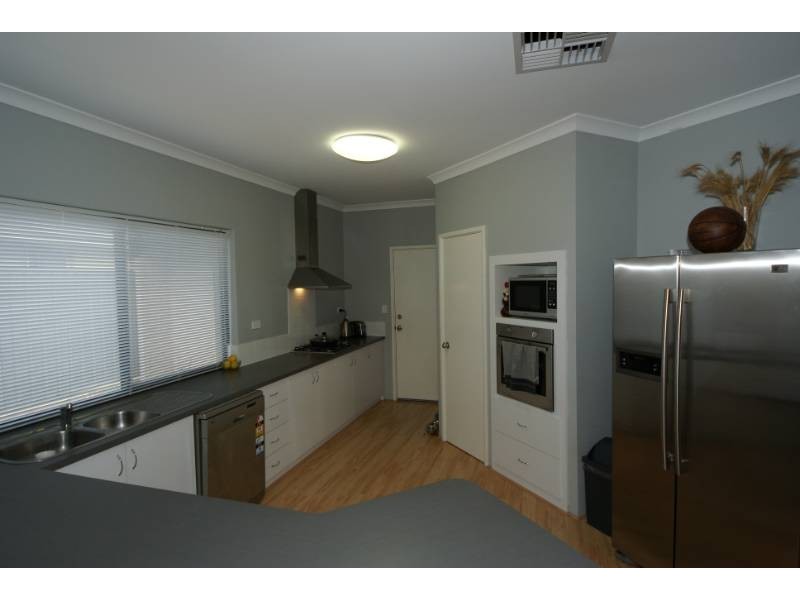 8 Glastonbury Street, Leda WA 6170