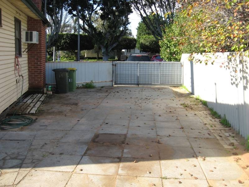 10 Medina Avenue, Medina WA 6167