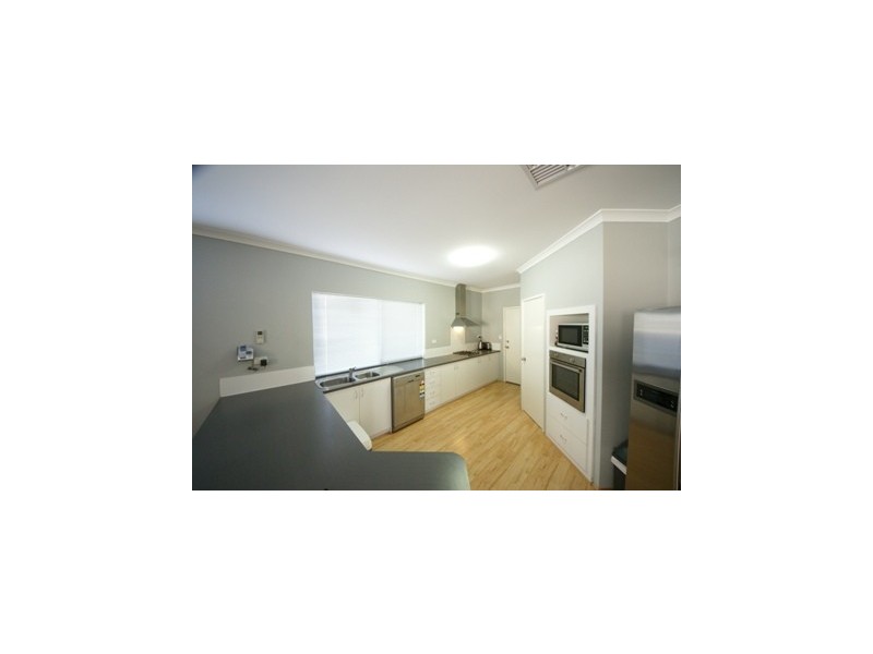 8 Glastonbury Street, Leda WA 6170