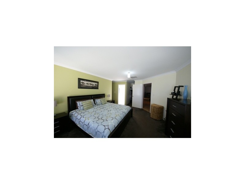 8 Glastonbury Street, Leda WA 6170