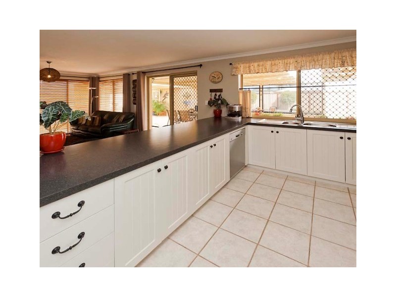 2 Dalaroo Court, Cooloongup WA 6168