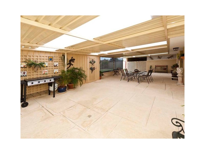 2 Dalaroo Court, Cooloongup WA 6168