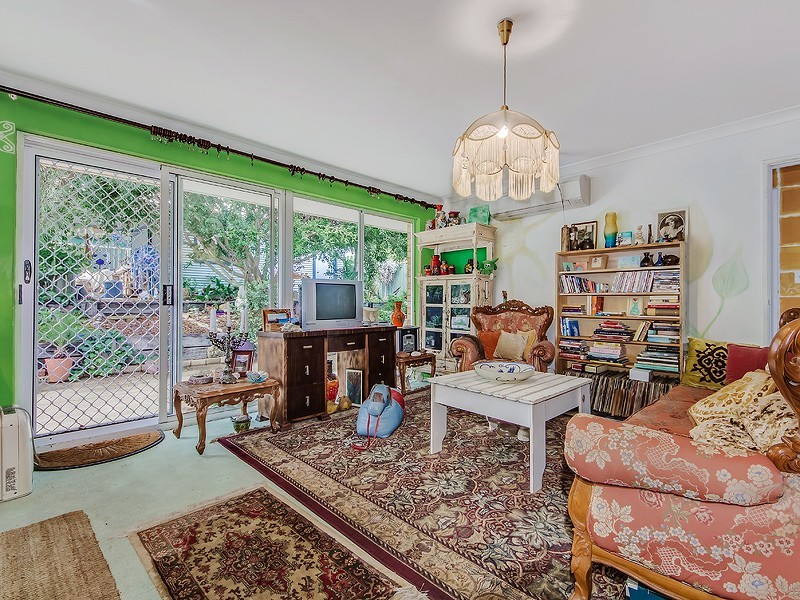 19 Simmons Loop, Parmelia WA 6167