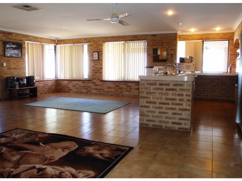 60 Challenger Ave, Parmelia WA 6167